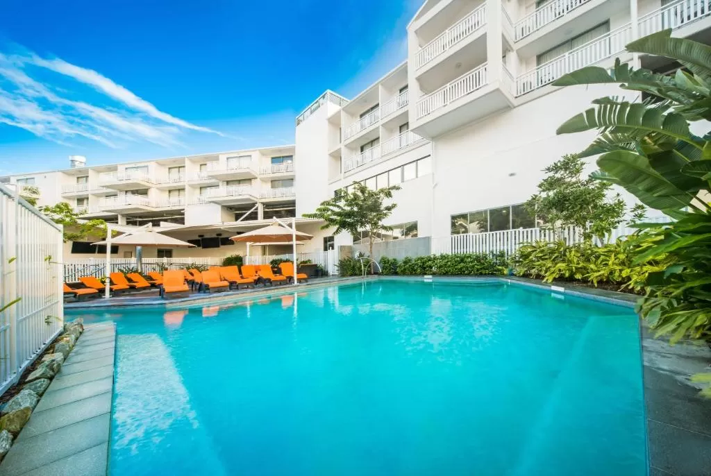 http://greatpacifictravels.com.au/hotel/images/hotel_img/11620542367Airline Beach Hotel-pool